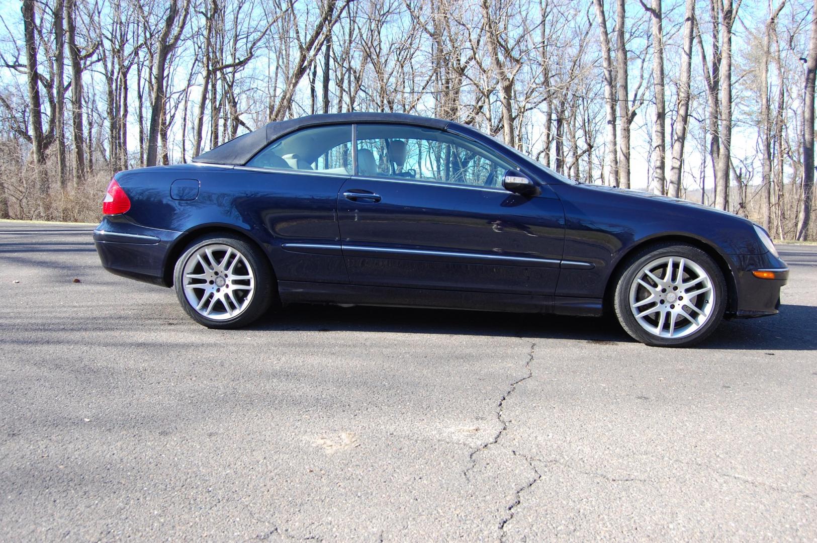 2009 Blue /Beige Mercedes-Benz CLK-Class (WDBTK56FX9T) with an 3.5 Liter engine, Automatic transmission, located at 6528 Lower York Road, New Hope, PA, 18938, (215) 862-9555, 40.358707, -74.977882 - 2009 Mercedes-Benz CLK 350 Convertible, low mileage, clean condition inside and out. 3.5 Liter V6 engine, automatic transmission, tilt wheel, cruise control, wood trim, 3 Master keys, dual heated power seats, windows, mirrors, central locking system, 19 " Alloy wheels, 4 good all season tires, AM/F - Photo#9